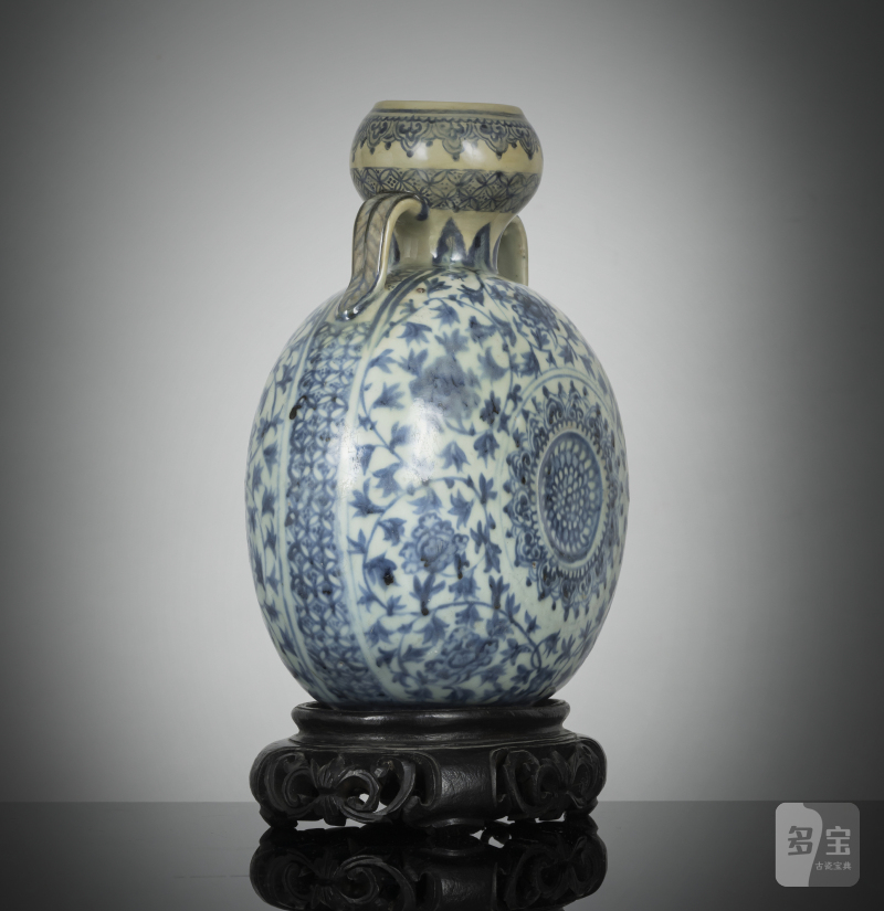A rare blue and white porcelain pilgrim flask probably made for the Ottoman market on a wooden stand - 图3